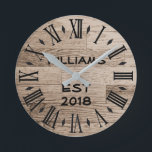Elegant Personlig Rustic Light Wood Rund Klocka<br><div class="desc">Den här vackra, unika, anpassningsbar, personlig, ennatura designen har en rustik klocka med en ljusa träbakgrund. Anpassa det här objektet genom att ändra namn och ord till spelar ingen roll. Det skulle innebära en perfekt-årsjubileum eller en bröllop-gåva till de nygifta. Besök vår butik för att se matchande objekt med den...</div>
