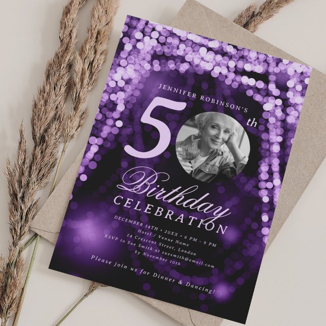 Elegant Photo 50th Birthday Purple Glam Lights Inbjudningar (Elegant Photo 50th Birthday Purple Glam Lights Invitation)