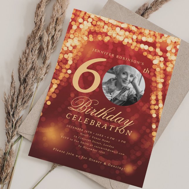 Elegant Photo 60 Birthday Red Guld Glam Ljus Inbjudningar (Elegant Photo 60th Birthday Red Gold Glam Lights Invitation)