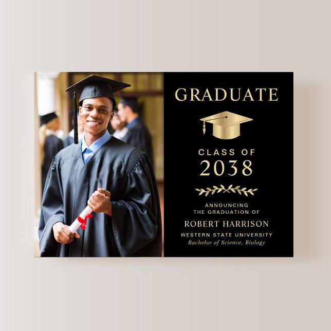 Elegant Photo Black Guld College Graduation Meddelande (An elegant college graduation announcement to celebrate the graduate's achievements)