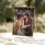 Elegant Photo Bordsnummer Card<br><div class="desc">Följ med dina gäster i stil med vårt Elegant Photo Bordsnummer Card, en unik beröring för din bröllopsmottagning. Med en minimalistisk design med modern kalligrafi kombinerar detta kort bordsnummer med ett omhuldat foto, vilket lägger till en personlig och snyggt inslag till varje bord. Det är ett vackert enkelt men unikt...</div>