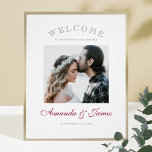 Elegant Photo Bröllop Rehearsal Dinner Välkommen Poster<br><div class="desc">Den här chicen har en ren, modern utformning. Den här poster är en av bröllop-repetitionsmiddagen. Ditt första namn markeras i ett snyggt, flytande skript i en elegant av burgundi. Vi har valt att bara titta på "WELCOME" överst och arrangerat brev i en båge, som ger en mjuk beröring och påminner...</div>
