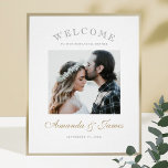 Elegant Photo Bröllop Rehearsal Dinner Välkommen Poster<br><div class="desc">Den här chicen har en ren, modern utformning. Den här poster är en av bröllop-repetitionsmiddagen. Ditt första namn markeras i ett snyggt, flytande skript i en elegant som heter Kalifornien Guld. Vi har valt att bara titta på "WELCOME" överst och arrangerat brev i en båge, som ger en mjuk beröring...</div>