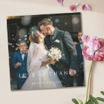 Elegant Photo Bröllop Tack Magnet-mall<br><div class="desc">Den här anpassningsbarna av bröllop-fotot i chic är ett tack för att du har en elegant, minimalistisk och modern design med en magnet-mall. Det innehåller ditt favoritfoto, första namn och ett "KÄRLEK och THANKS"-meddelande som är framlagt med en slående blandning av två olika typsnitt, med "och" i ett ljus, flytande...</div>