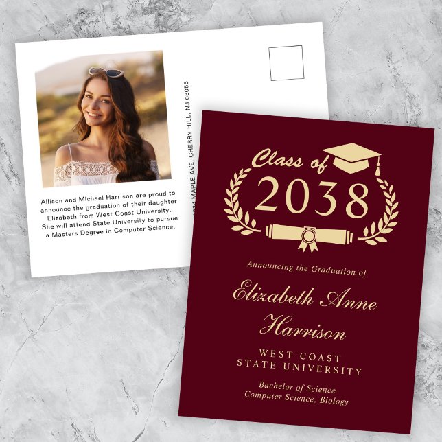 Elegant Photo Burgundy Guld Studenten Vykort (An elegant college graduation announcement to celebrate the graduate's achievements)