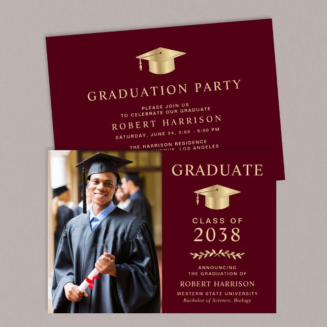 Elegant Photo Burgundy Guld Studentfest Inbjudningar (An elegant college graduation party invitation to celebrate the graduate's achievements)