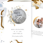 Elegant Photo Celestial Måne och Stars Bröllop Spara Datumet<br><div class="desc">Lägg märke till din bröllop-dejt med elegant bröllop och spara datumkortet! Utformning med exekutiv vattenfärgscelestial fullt måne, stjärnor och modern handskriven kalligrafiinformation. Tillbaka i den ömtåliga kvartsfasen sätter måne in ditt foto. Du behöver inte lägga till en cirkelformad bild, lägga till ett vanligt foto och Zazzle passar automatiskt bilden i...</div>