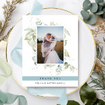 Elegant Photo Greenery Bröllop,Mist Blue Tack Kort<br><div class="desc">Tack vare fotot i eleganten bröllop har du ett platt kort med en vattenfärgsgrej som visar din bild. Mist Blue rand visar tack för ert budskap. Tillbaka med ett vackert grönt monogram med par initialer. Möjlighet att ta emot kort med ett eget utskrivet meddelande på baksidan eller att radera vårt...</div>