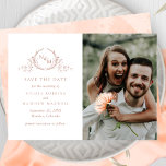 Elegant Photo Peach Monogram Bröllop Spara Datumet<br><div class="desc">Meddela ditt bröllop-datum med det här slående bröllop spara datum-kortet som innehåller två avsnitt framtill, till det lämnat botaniska monogrammet i hand plockade som elegant placerar par initialer i persikonyer med information om datum och plats för namn och bröllop och till högerna med avsnittet för ditt fotografi. Tillbaka med delikat...</div>