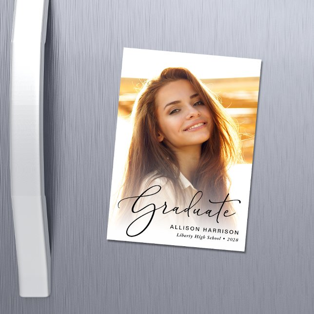 Elegant Photo Script Studenten Magnetisk Inbjudningskort (An elegant photo graduation announcement magnet to celebrate the graduate's achievements)