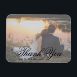 Elegant Photo Tack Wedding Favor Magnet<br><div class="desc">Elegant och klassiskt bröllop-tack för att du har en enkel design med ett rent överlägg och ett "tack" i en formell kalligrafi tillsammans med ditt namn i ett serieteckensnitt, över ditt favoritfoto. Du kan ta bort övertäckningen genom att klicka på knappen "anpassa". En traditionell och klassisk design som är perfekt...</div>