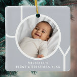 Elegant Pojke Första julfotfoto-Grått Julgransprydnad Keramik<br><div class="desc">Den här eleganten dekoreras Pojkens första julfoto Ornament med ord JOY på en grått-bakgrund. Anpassade enkelt med ditt foto,  namn och år.</div>