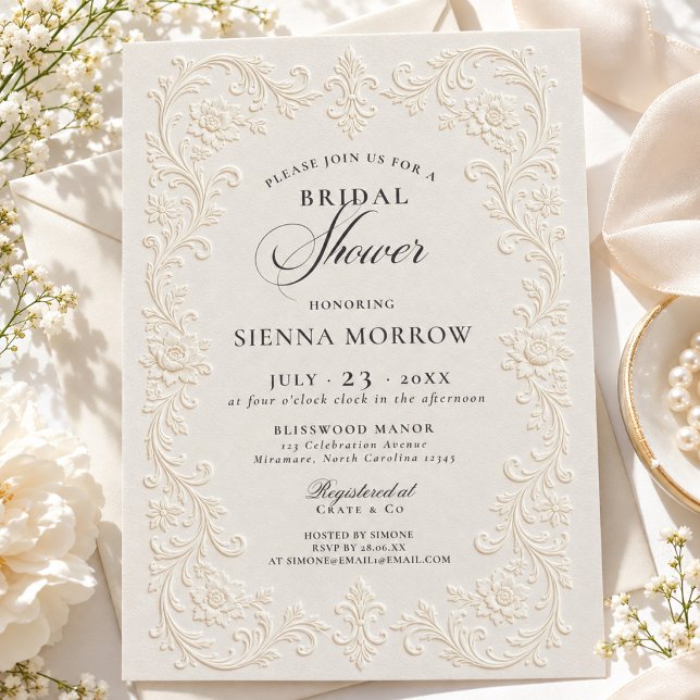 Elegant Präglad Stil Blommig Bröllopsfest Inbjudningar (Ivory embossed floral bridal shower invitation with elegant calligraphy and vintage ornament.)