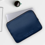 Elegant Professionell, marin blå Laptop Fodral<br><div class="desc">Detta är ett modernt och minimalistiskt laptop sleeve i marinblått. Det kommer att ge kostym någon som tittar för en chic och minimal utformning. Anpassa detta med din egen information. Kontakta designern om du vill ha några ändringar av den här designen.</div>
