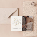 Elegant QR-kod 2 Fotoskript lyckligtvis allt efter Inbjudningar<br><div class="desc">Denna vackra, moderna inbjudan till fotobröllop i Svartvit och Guld har ett faux-kalligrafi i guld löv som lyder "To Kärlek, Laugh, and Happily Your After" som huvudsaklig design för inslag och ett favoritfoto i bröllop. Baksidan har en framträdande plats i ett annat foto från bröllop och anger firande tid, datum...</div>