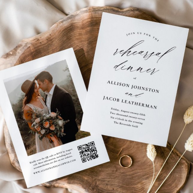 Elegant QR-kod Bröllop Rehearsal Middag Inbjudningar (Elegant handwritten script wedding rehearsal dinner invitation with photo and QR code.)