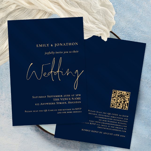 Elegant QR-kod Navy Gold Script Bröllopsinbjudan Inbjudningar (Skapare uppladdad)