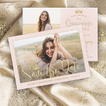 Elegant Quinceañera 2 Foto  och Guld Spara Datumet<br><div class="desc">de glatta nyheterna om ett kommande Quinceañera firande med chic modern 2-foto sparar datuminbjudningarna. Bilder och alla formuleringar i den här mallen är enkla att anpassa. Färg och teckensnitt stilar kan enkelt anpassas med Zazzle Design Editor verktyg. Den rosan och guld-utformningen har en chicens bakgrund med ljus pastel kant, en...</div>