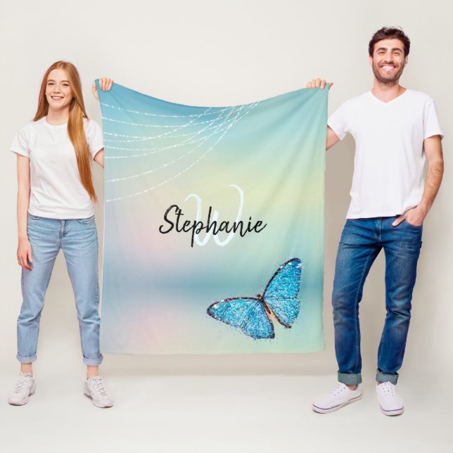 Elegant Rainbow Blue Butterfly Glitter Monogram Fleecefilt (På plats)