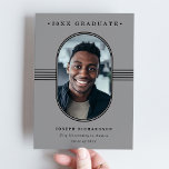 Elegant Ram | Grått och Black Photo Studenten Meddelande<br><div class="desc">Eleganten 2023-studenten har ett rundat svart ram som omger ditt personliga foto, med matchande geometriskt linjer och modern text på grått-bakgrund. Du kan enkelt ändra formuleringen på baksidan av kortet så att det antingen blir ett meddelande från studenten eller en inbjudan till ett gradparti. Utformningen är snyggt och professionell nog...</div>