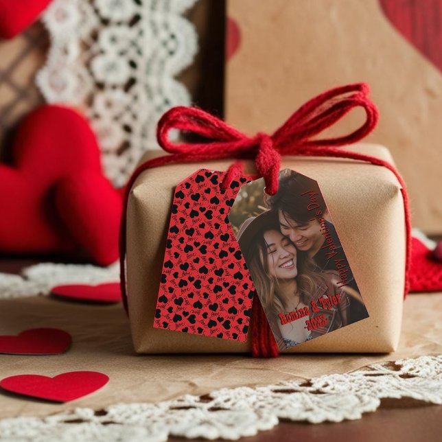 Elegant Red anpassningsbar Photo med Namn/date Presentetikett (Elegant Red custom Photo with Names/date Gift Tags)