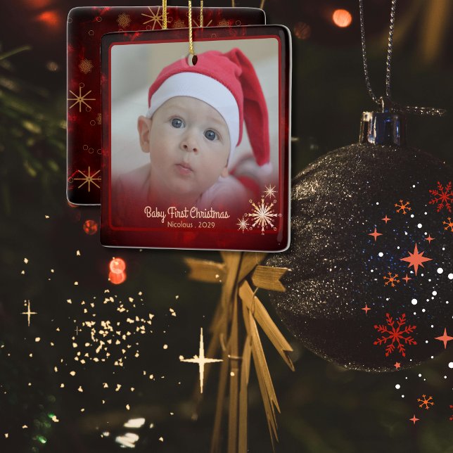 Elegant Red Baby First Photo jul Julgransprydnad Keramik (Elegant Red Baby First Photo Christmas Ceramic Ornament)
