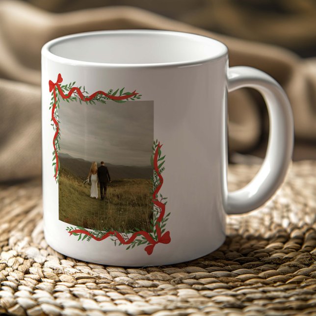 Elegant Red Bow med Greenery Photo jul Kaffemugg (Elegant red ribbons with bows and greenery photo Christmas holiday mugs.)