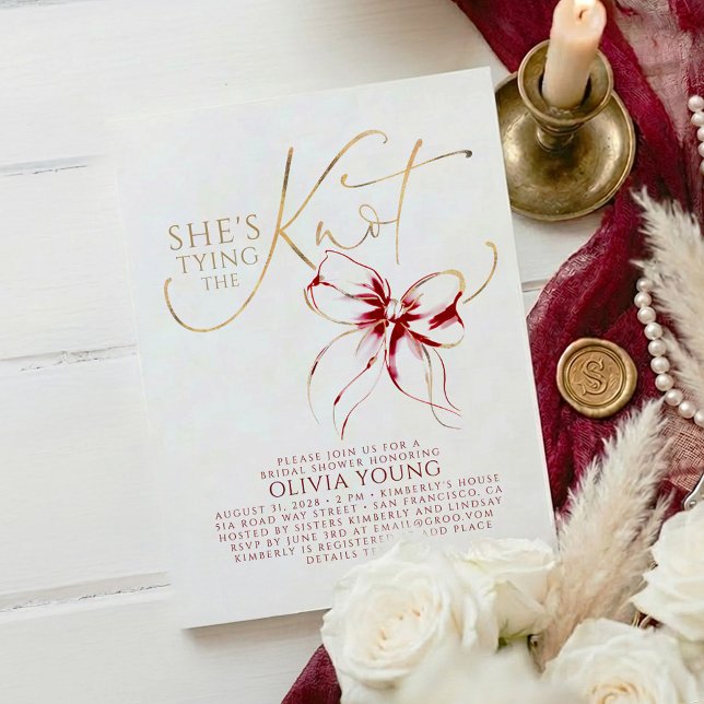 Elegant Red Bow She's Tying The Knot Bridal Shower Inbjudningar (Red Bow Bridal Shower Invitation)