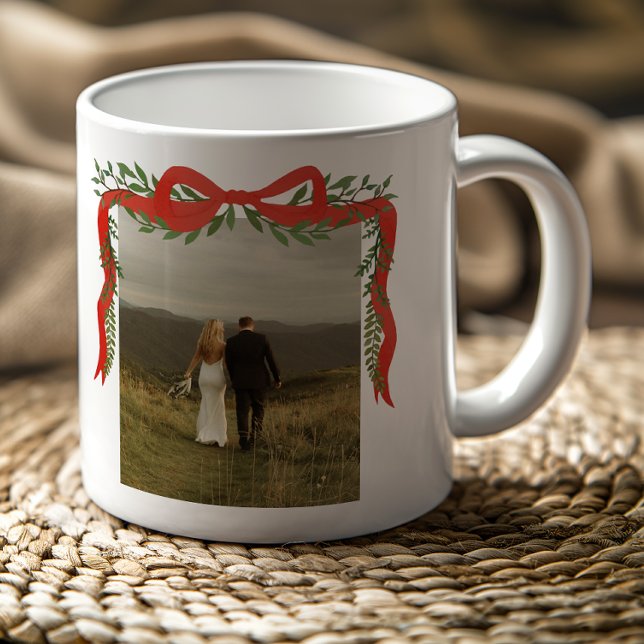 Elegant Red Bow with Greenery Photo Christmas Kaffemugg (Elegant hand-painted red bow with greenery photo Christmas holiday mug.)