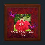 Elegant Red Butterflies Quinceanera Smyckeskrin<br><div class="desc">Röd- och magenta-fjärilar Quinceanera-smyckeskrinen är mångsidig för elegantens röda tema färg. Du kan enkelt ändra storlek på fjärilar och placera dem på smyckeskrinen elegant. Trärådan är perfekt för Mis Quince Keepsakes,  julklappar och minnesmärken.</div>
