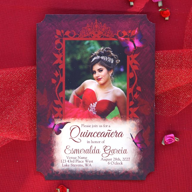 Elegant Red Butterfly Gräns Quinceanera Inbjudningar (Elegant Ruby Red Quinceanera Invitation with Decorative Butterfly Photo Frame)