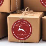 Elegant Red God jul Reindeer Anpassningsbar Gift Runt Klistermärke<br><div class="desc">En elegant vit renar går under God jul. Anpassa den här röda helgdag som ger din familj namn under för vackra anpassningsbar presenter.</div>