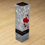 Elegant Red Hearts - Presentask för Vinflaska<br><div class="desc">Elegant bröllop illustration: 2 röda hjärtan med gyllene virvlar och prydnadsföremål på röd bakgrund.</div>