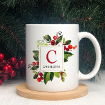 Elegant Red jul Greenery Monogram Kaffemugg<br><div class="desc">En vacker vattenfärgsdesign för julen med gröna löv och röda bär ramar är elegantens anpassningsbar i monogrammet och namn som kan vara personlig.</div>