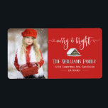 Elegant Red Merry och Bright jul Photo Fraktsedel<br><div class="desc">Elegantens röda merry och lysande jultomtefärgsetikett. Perfekt för dina hälsning-kort. Din familj och dina vänner kommer att kärlek den. Du kan ändra texten med högerna "Detaljer". Om du vill anpassa allt till dina behov klickar du på knappen "Anpassa" och kan ändra stil och färg. Andra färg finns tillgängliga. Kontakta mig...</div>