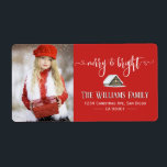 Elegant Red Merry och Bright jul Photo Fraktsedel<br><div class="desc">Elegantens röda merry och lysande jultomtefärgsetikett. Perfekt för dina hälsning-kort. Din familj och dina vänner kommer att kärlek den. Du kan ändra texten med högerna "Detaljer". Om du vill anpassa allt till dina behov klickar du på knappen "Anpassa" och kan ändra stil och färg. Andra färg finns tillgängliga. Kontakta mig...</div>