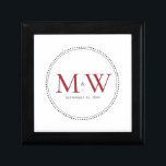 Elegant Red Monogram Bröllop Gift Box Minnesask<br><div class="desc">Elegant Red Monogram med Black Milgrain gräns. Den prickade gräns påminner om milkorn,  som är en smyckesformad teknik som ofta används för förlovning och bröllop ringar. Mjölkornet gräns lägger både ett modernt och elegant stil till denna monogrammade keepsaklåda.</div>