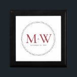 Elegant Red Monogram Bröllop Gift Box Minnesask<br><div class="desc">Elegant Red Monogram med Black Milgrain gräns. Den prickade gräns påminner om milkorn,  som är en smyckesformad teknik som ofta används för förlovning och bröllop ringar. Mjölkornet gräns lägger både ett modernt och elegant stil till denna monogrammade keepsaklåda.</div>