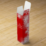 Elegant Red Snowflake-jul Presentask För Vinflaska<br><div class="desc">Elegantens röda snöflingor i vin. Du kan lägga till ditt budskap och ändra bakgrunden till färg på denna vackra,  röda och vita snöflingande julbox vin.</div>
