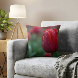 Elegant Red Tulip med dräneringsdroppar Kudde