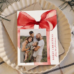 Elegant Red Watercolor Bow 3 Photo Julkort<br><div class="desc">Fira säsongen i stil med elegantens julkort med en fantastisk röd vattenfärg mot en vit bakgrund. Anpassa designen genom att lägga till lodräts familjefoto i en unik offsetlayout. Din Julhälsningar visas i klassiskt rödserif-tecken, tillsammans med din familj namn i ett handskript för elegant. Med plats för ytterligare två foton på...</div>