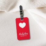 Elegant Red White Heart Mr&Mrs. Bagagebricka<br><div class="desc">Coola-anpassadets bagagemärke med röd bakgrund/vit hjärtform/Ledtext. Du kan lägga till namn och adress.</div>