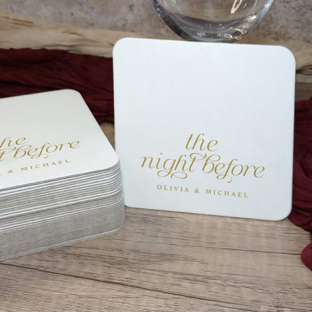 Elegant Rehearsal Bröllop Guld Kvällen Före Underlägg Papper Kvadrat (Elegant “the night before” rehearsal dinner coasters with gold script, stacked on rustic wood.)