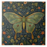 Elegant retro boho Luna moth botanical Kakelplatta<br><div class="desc">Njut av den här elegantens bohemiska månatliga konst, där naturens elegans möter tidlös konst. Lunamnen, som är försedd med delikat vingar, fladdrar på ett grakande sätt i en fikonfilm av levande blommor och löv, som innehåller den harmoniska blandningen av botaniska organiska former och naturens mjälte. Biet är en perfekt hyllning...</div>