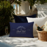 Elegant Retro Marinblå Sällskapsdamweekend Lumbarkudde<br><div class="desc">Lägg till en lyxig touch till din samsungs dekoration med denna snygga blå kudde, inspirerad av vintage tennisklubbar. Designad med elegant typografi i country club-stil, är den perfekt för att klä upp hotellrum, party-lounger eller bröllopsfrukostuppställningar. Helt redigerbar - anpassa namnet, datumet eller texten för att passa din fest. Passar sömlöst...</div>