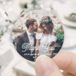 Elegant Retro-skript och Photo Bröllop Tack Runt Klistermärke<br><div class="desc">Lägg till en personlig för elegant till bröllop tack vare att du har kort och party favors för mottagning med anpassningsbar fotoprundklistermärken/kuvertförseglingar. Bild och alla formuleringar i den här mallen är enkla att anpassa. "Tack" kan ändras till kärlek och tack, välkommen, parets initialer, annan text, eller så kan den strykas...</div>