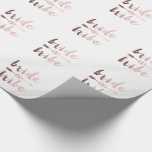 elegant ro guld, brickpil för stam bröllop ringar presentpapper<br><div class="desc">Modern och snyggt faux text,  pil och bröllop ringar i ro guld. Du kan anpassa produkten genom att välja färg i bakgrunden.</div>