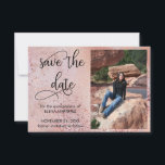 Elegant Ro Guld Faux Foil och Glitter Photo Spara Datumet<br><div class="desc">Elegant Ro Guld Spara datumet med ett eget foto och en egen kalligrafi med en skrift i handen. Mallen är konfigurerad så att du kan överföra en bild i kvitten och anpassa den med ditt firande-datum. Utformningen har en trendig med blandad bakgrund av faux-folie från ro guld, vattenfärg, ro guld-folie...</div>