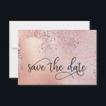 Elegant Ro Guld Faux Foil och Glitter Spara Datumet<br><div class="desc">Elegant Ro Guld Spara datumet med ornatskrift för kalligrafi. Mallen är konfigurerad så att du kan anpassa baksidan med information om firande. Utformningen har en trendig med blandad bakgrund av faux-folie från ro guld, vattenfärg, folie från ro guld och stoft från glitter. Baksidan har också ömtålig löv med gnistra. Bläddra...</div>