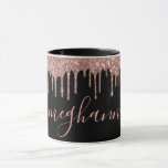 Elegant Ro Guld Glitter Driver monogramskript i Mugg<br><div class="desc">Elegant, Modern Rosa ros Guld Glitter driver Monogram-skript på svarta anpassningsbar i namn eller i monogrammade personlig. Med faux glitter som droppar ram, stora bokstäver med monogramstil och kursiv stil med dekortecken (stora storleka första namn) på rosa eller ro guld färg på svart bakgrund. Enkel att anpassa den. Underbar kvinnlig...</div>